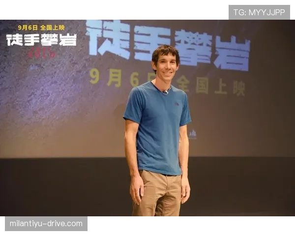 亚历克斯·摩根带娃那张照片，穿得像去领奖，我这拖鞋人生尴尬到笑不出来